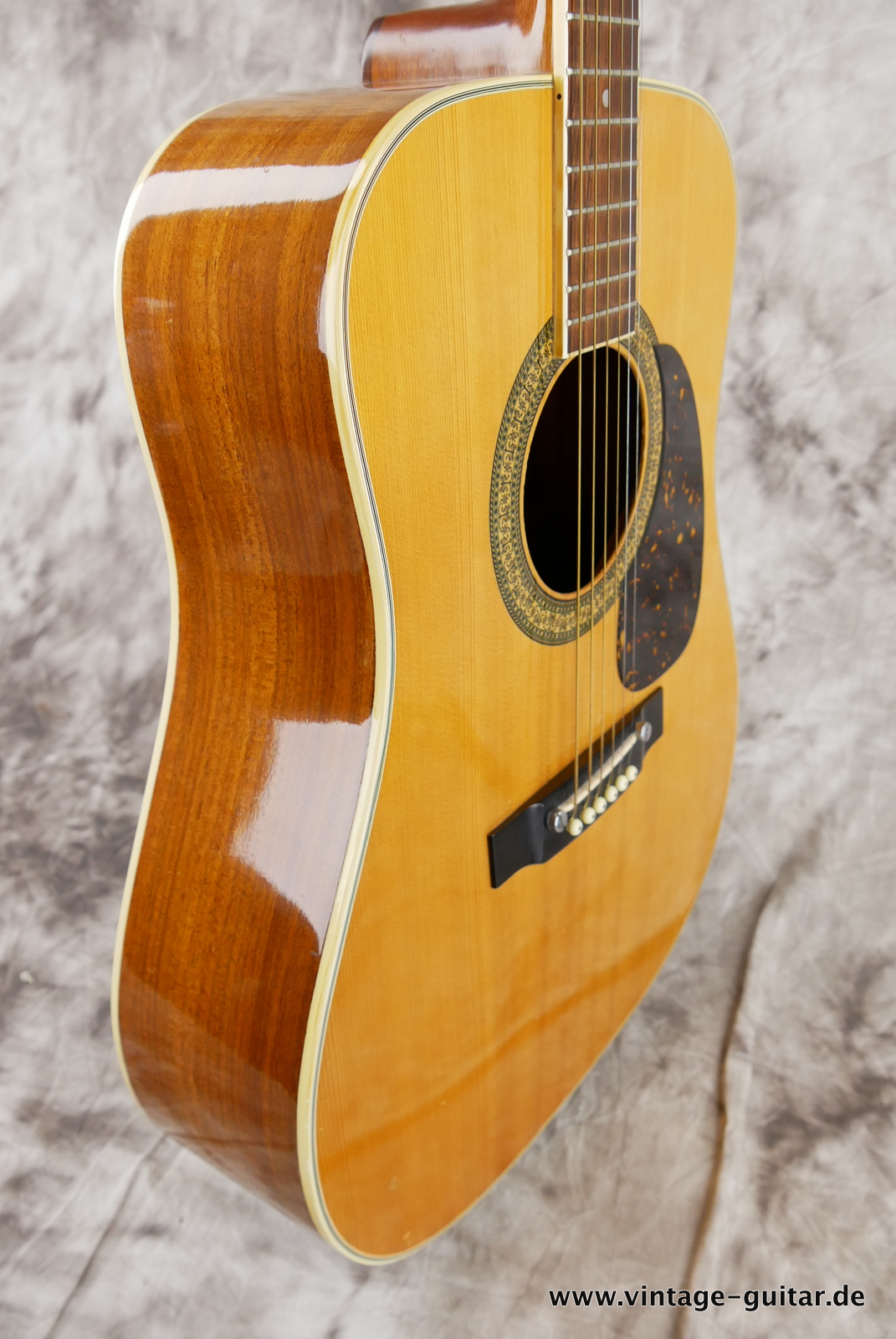 img/vintage/5156/Alvarez_5022-Dreadnought_ solid_top_natural_Japan_1975-005.JPG